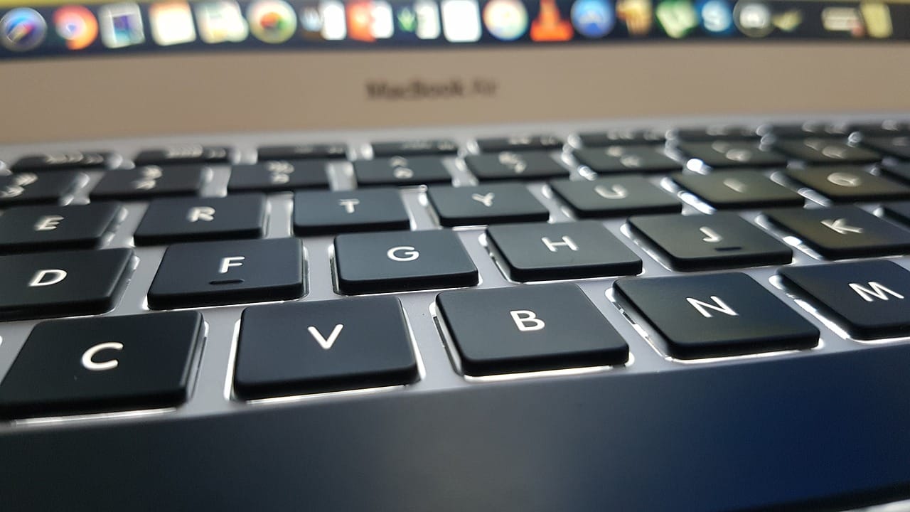 Jak czyścić klawiaturę – poradnik krok po kroku