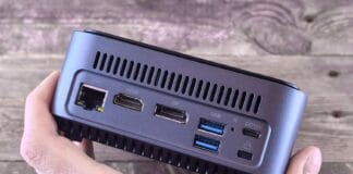Czy komputer mini PC może zastąpić tradycyjny desktop: porównanie wydajności, kultury pracy i możliwości rozbudowy Mini komputer PC z licznymi portami trzymany w dłoni użytkownika