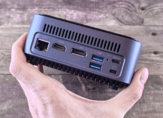 Mini komputer PC z licznymi portami trzymany w dłoni użytkownika