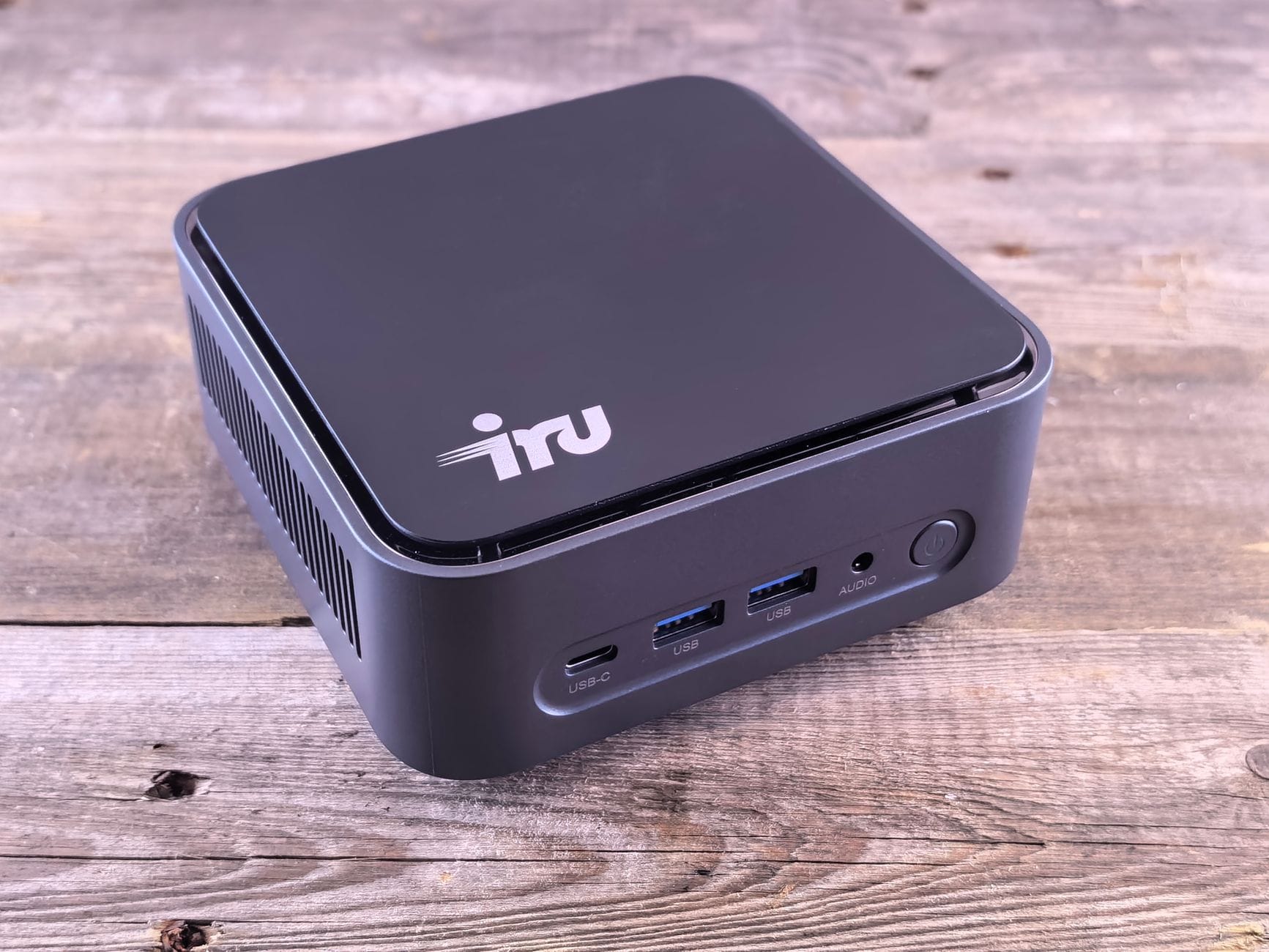 Mini komputer PC z portami USB-C na drewnianym biurku