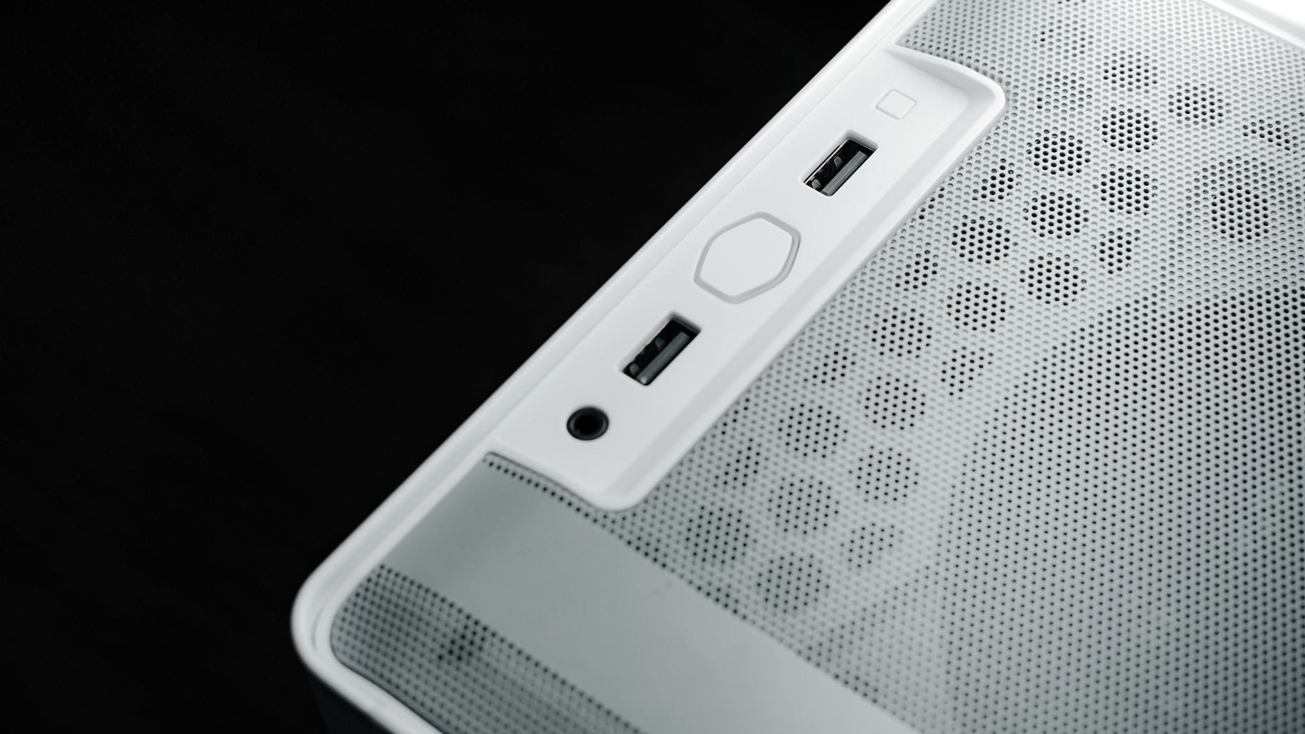 Zbliżenie portów USB i audio na białej obudowie komputera desktop