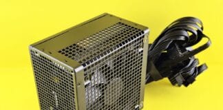 Gamingowy zasilacz ATX na żółtym tle nawiązujący do nowych standardów