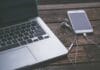 Laptop i smartfon na drewnianym biurku w nowoczesnym domowym biurze