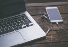 Laptop i smartfon na drewnianym biurku w nowoczesnym domowym biurze