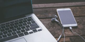 Laptop i smartfon na drewnianym biurku w nowoczesnym domowym biurze