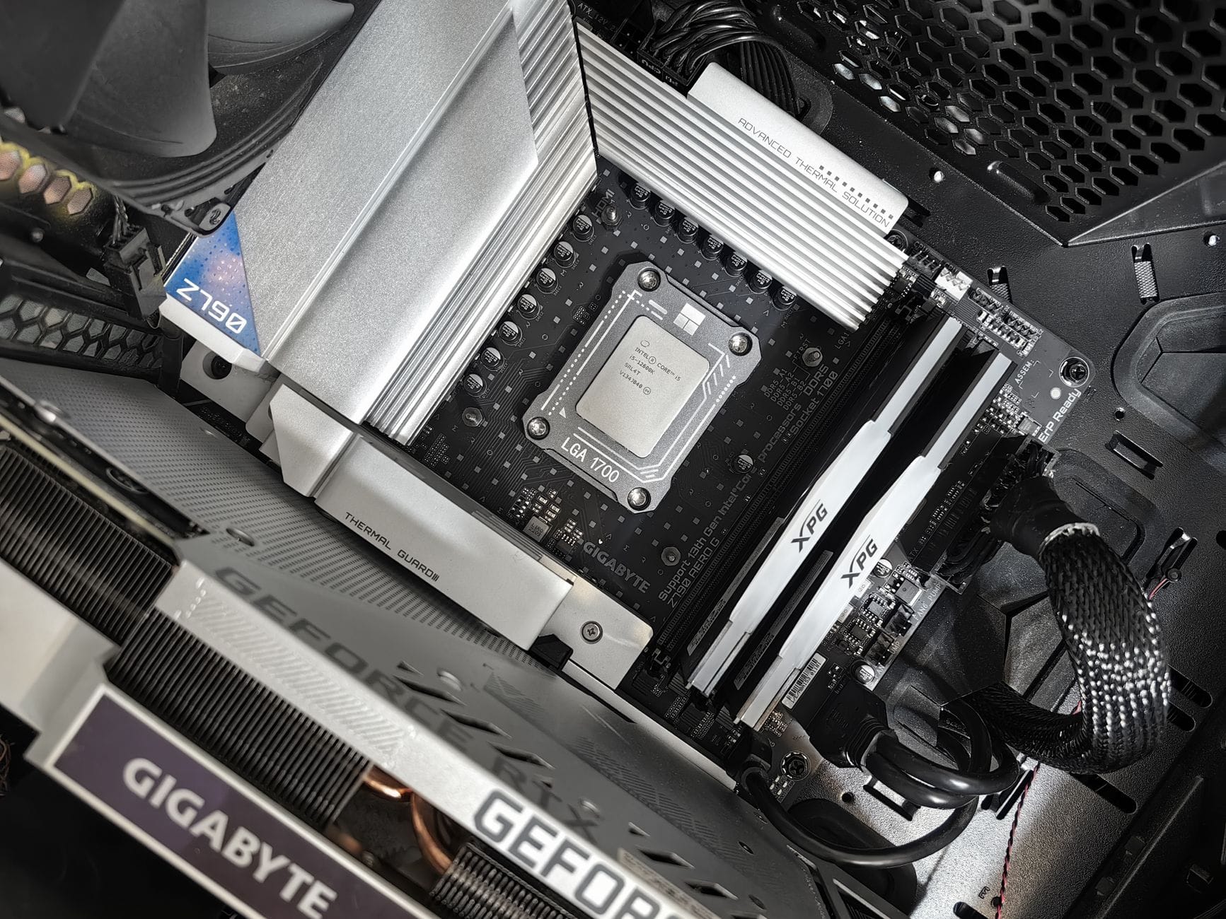 Wnętrze komputera do streamowania z płytą główną Gigabyte i podzespołami
