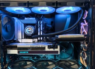 Zbliżenie na gamingowy komputer PC z GeForce RTX, chłodzeniem cieczą i RGB