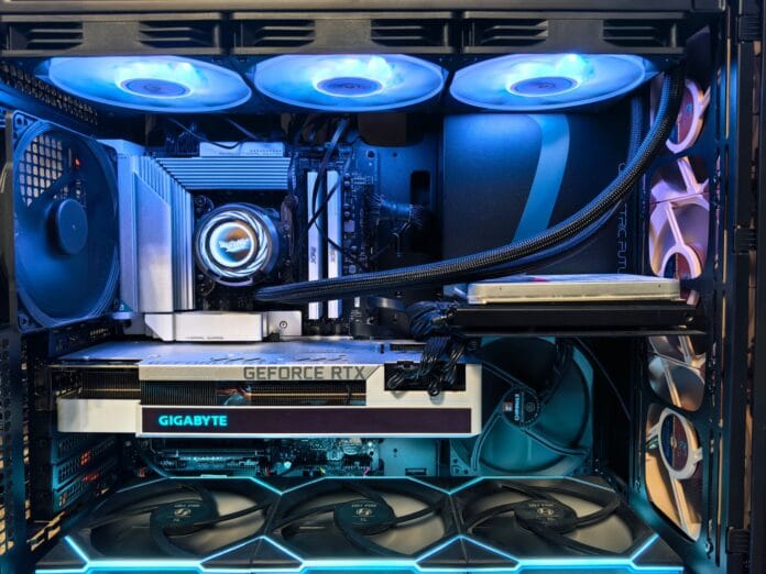 Zbliżenie na gamingowy komputer PC z GeForce RTX, chłodzeniem cieczą i RGB