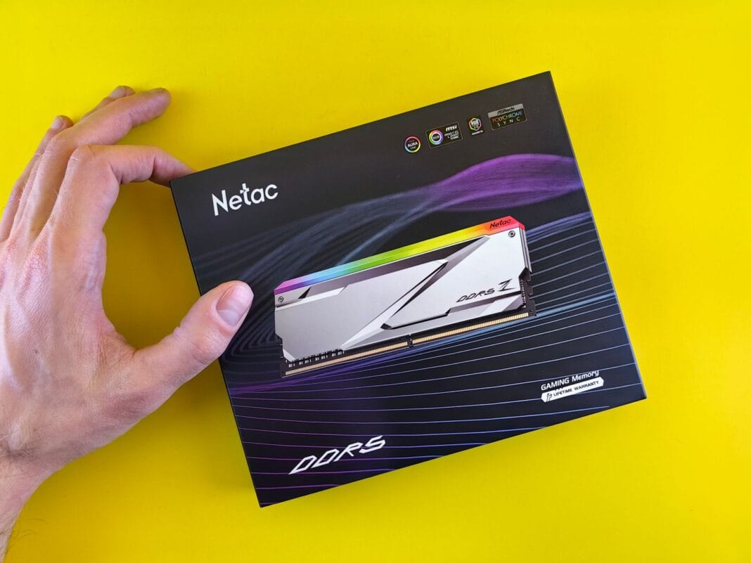 Dłoń trzymająca opakowanie pamięci RAM Netac DDR5 na żółtym tle Dłoń trzymająca opakowanie pamięci RAM Netac DDR5 na żółtym tle