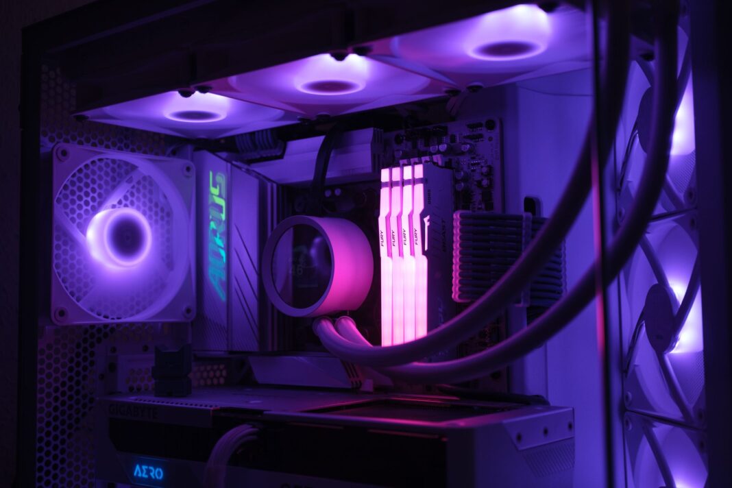 Zbliżenie na gamingowy komputer PC z kolorowym podświetleniem RGB i chłodzeniem Zbliżenie na gamingowy komputer PC z kolorowym podświetleniem RGB i chłodzeniem